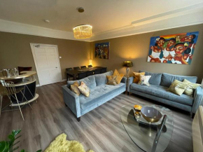 Impeccable 4-Bed Apartment in Bath